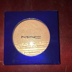 MAC LE Extra Dimension Skinfinish